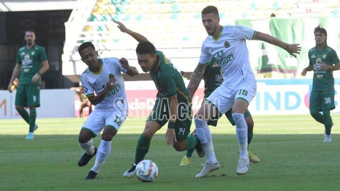 Pemain Persebaya Surabaya Sho Yamamoto (tengah) diapit dua pemain Persikabo 1973 Roni S (kiri) dan Kavacevic (kanan) pada laga yang berlangsung di Stadion Gelora Bung Tomo Surabaya, Jumat (4/8/2023).