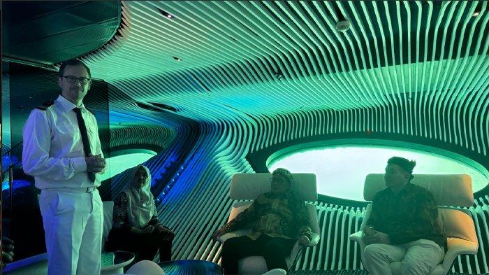 
Area Blue Eye Lounge di kapal pesiar Le Laperouse. Sebuah lounge bawah air multi-sensor disebut pertama di dunia yang menampilkan akustik dengan pemandangan bawah laut. 

