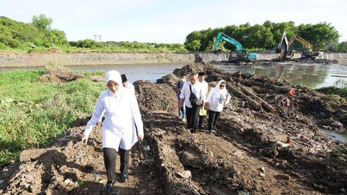 Cek Normalisasi Kali Lo Bupati Banyuwangi Ipuk Sedimen 18 000 Meter