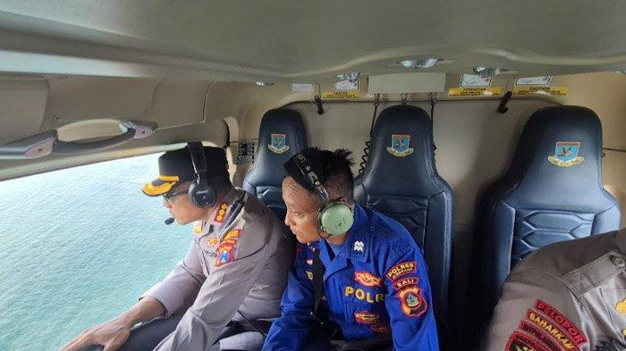 OPERASI PENCARIAN - Kapolda Jatim Irjen Pol Nanang Avianto bersama Pejabat Utama (PJU) Polda Jatim memantau langsung dari udara menggunakan helikopter proses pencarian korban penumpang Kapal Motor Penumpang (KMP) Tunu Pratama Jaya dilaporkan tenggelam di perairan Selat Bali, Rabu (2/7/2025) malam.