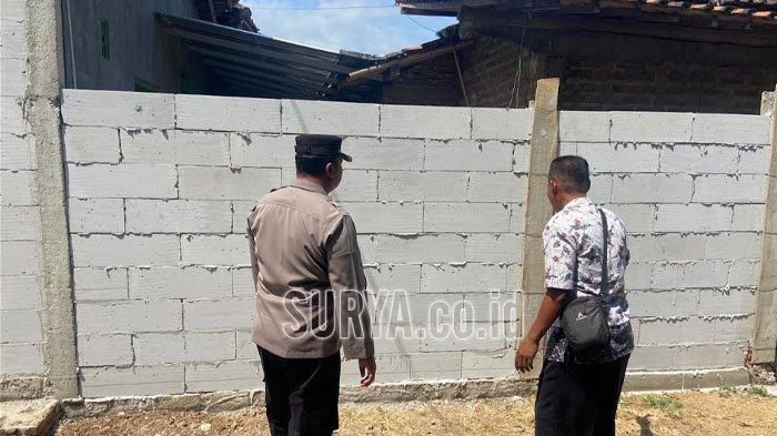 Akses jalan di Jalan Nakulo RT 02 RW 01, Desa Jabung, Kecamatan Mlarak, Kabupaten Ponorogo, ditutup tembok oleh warga.