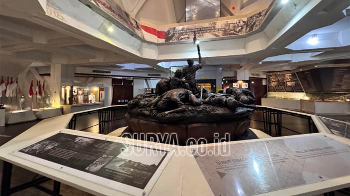Museum Sepuluh November merupakan tempat wisata sejarah di Surabaya yang berada di kompleks Tugu Pahlawan. Bangunan dengan nilai historis yang kuat ini menyimpan koleksi peninggalan sejarah yang ditampilkan dalam beberapa zona seperti koleksi foto, dokumen, senjata, hingga artefak peninggalan pertempuran di Surabaya.
