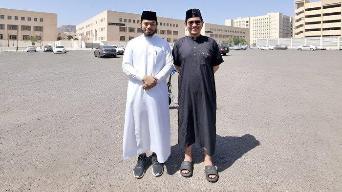Dua mahasiswa asal Indonesia yang sedang kuliah di Universitas Islam Madinah