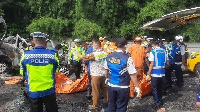 Evakuasi korban laka maut di Tol Japek km 58, Senin (8/4/2024)