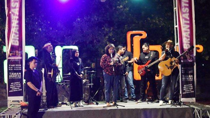 Hiburan musik live di Alun-alun Kediri