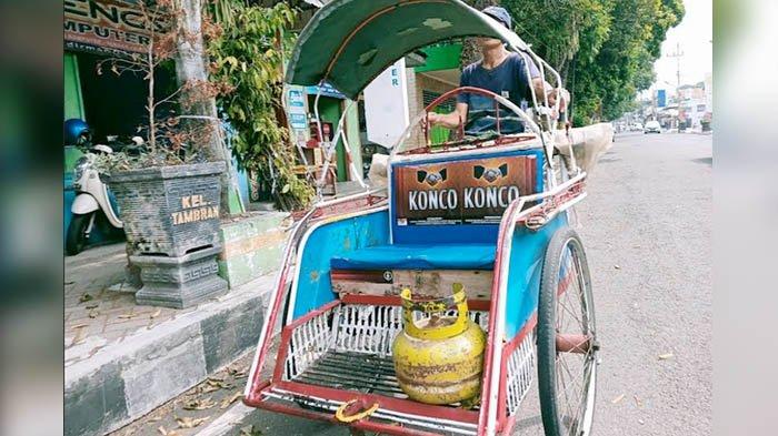 Warga pengguna gas LPG 3 kg saat berkeliling mencari kios maupun toko yang masih menjual gas LPG di Kelurahan Tambran, Kecamatan/Kabupaten Magetan, Kamis (27/7/2023).