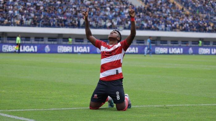 Gelandang Madura United, Hugo Gomes (Jaja) saat selebriti usai cetak gol ke gawang Persib Bandung, di Stadion Gelora Bandung Lautan Api, Bandung, Jawa Barat, Minggu (2/7/2023) sore.