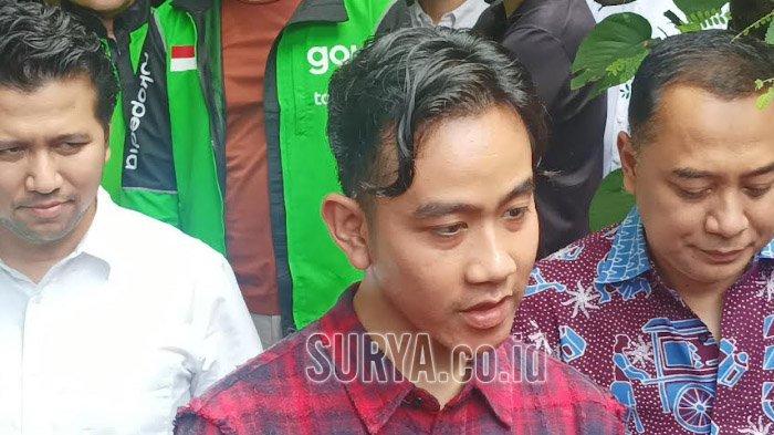 Wakil Presiden terpilih Gibran Rakabuming Raka saat menghadiri uji coba program Makan Bergizi Gratis di SDN Klampis Ngasem III di Surabaya, Kamis (1/8/2024).
