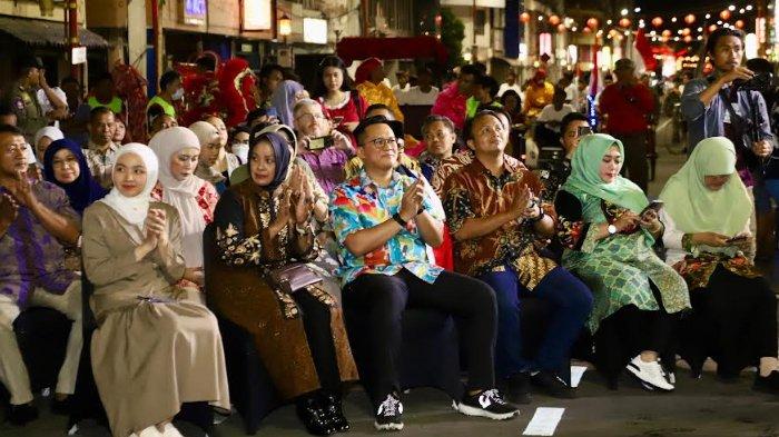 Ketua Kadin Kota Surabaya, MH Ali Affandi (batik biru) saat hadir dalam peresmian Kota Lama Surabaya.