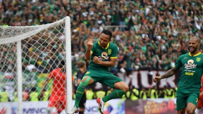 Oktafianus Fernando saat berhasil membobol jala Persija Jakarta