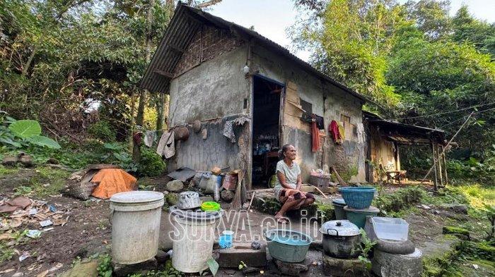 TETAP TANGGUH - Mbah Yem saat ditemui di kediamannya,  di belakang area Pemandian Corah Pare di Jalan Pare-Kandangan, Tarunsakti. Kabupaten Kediri Kamis (7/2/2025). Di usianya yang ke 66 Mbah Yem tetap tangguh meski hidup sendiri di tengah perkebunan yang lumayan jauh dari pemukiman warga.