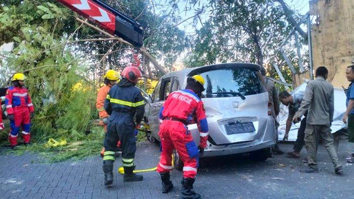 Petugas mengevakuasi mobil Honda Freed L 1537 AZ mengalami kecelakaan di seberang Apartemen Kertajaya Indah Regency Surabaya, pada Rabu (23/8/2023).