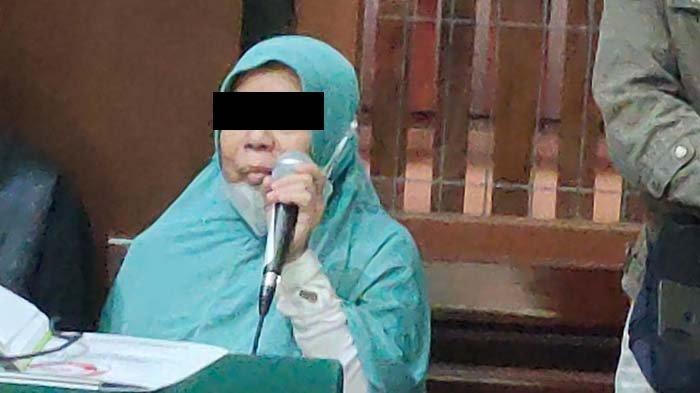 Asfiyatun (60) saat sidang agenda pembacaan dakwaan di Pengadilan Negeri Surabaya, Rabu (10/5/2023).