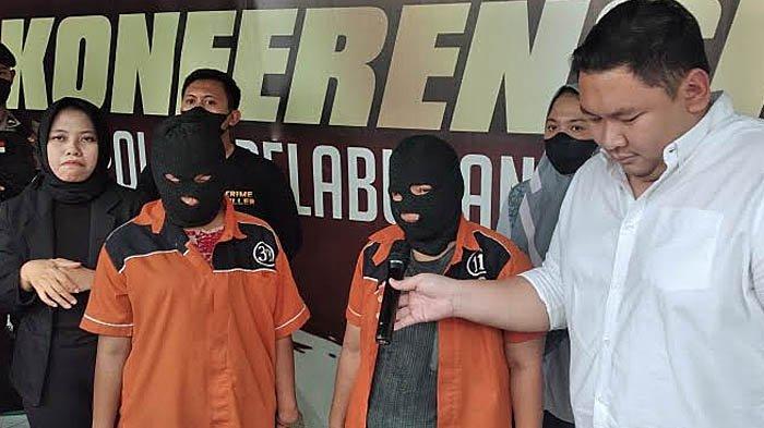 Kasat Reskrim Polres Pelabuhan Tanjung Perak AKP Arief Ryzki Wicaksana (baju putih) saat bertanya kepada U, ibu kandung korban terkait motif penganiayaan kepada anaknya yang dibawah umur di depan awak media dalam press release di Polres Pelabuhan Tanjung Perak, Kamis (24/11/2022).
