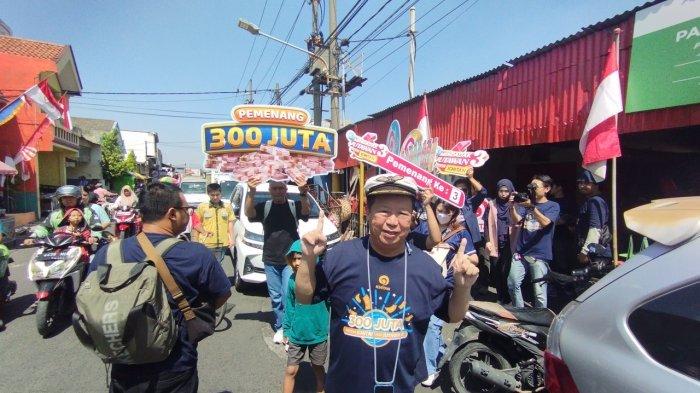 Tan Passakornnatee atau Mr. Ichitan, Pendiri Ichitan bersama tim verifikasi berjalan menyusuri gang mencari lokasi tempat tinggal pemenang ke-3 “Mendadak Jutawan 3”. 