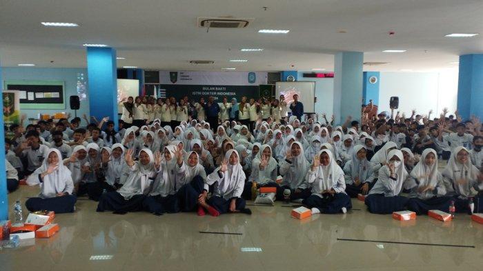 Siswa SMP Muhammadiyah 5 Pucang Taman Surabaya mengikuti penyuluhan tentang budi pekerti bareng IIDI Cabang Surabaya