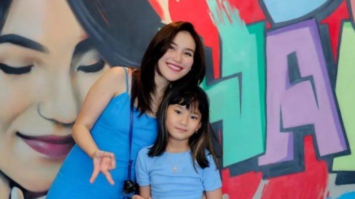 Penyanyi Ayu Ting Ting bersama putrinya Bilqis Khumairah Razak