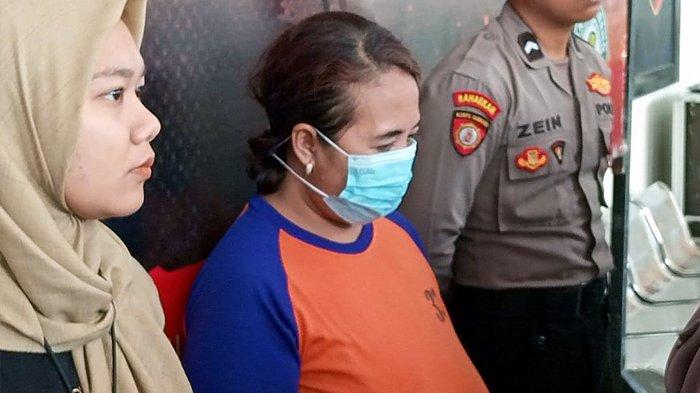 ISTRI BUNUH SUAMI - Fauziah (47) istri yang menghabisi nyawa suami sirinya di Desa Johowinong, Kecamatan Mojoagung, Kabupaten Jombang, Jawa Timur. Mengenakan kaus orange biru di Mapolres Jombang, Kamis (26/6/2025), Fauziah mengungkapkan alasannya membunuh suaminya, Lukman Haqim.