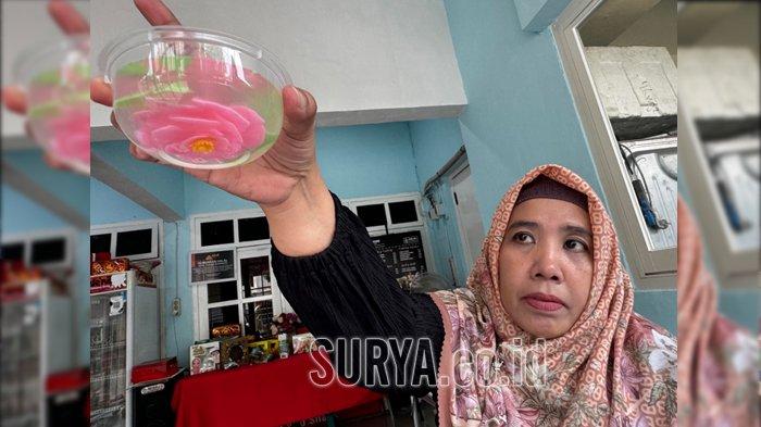 
JELLY ART SURABAYA- Indra Nila saat menunjukan contoh jelly art. Sebuah usaha yang ditekuninya sejak 2014 di Jalan Karang Empat Besar Surabaya. Jelly art ini sebuah seni menghias puding atau jelly untuk memunculkan beragam motif dengan teknik satu jarum suntikan. 

