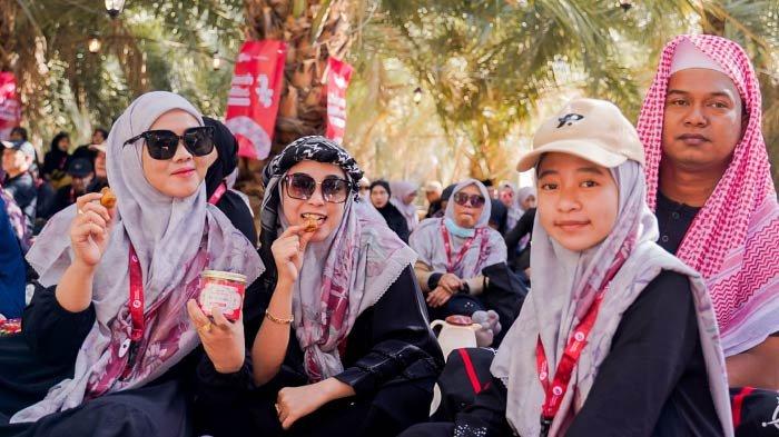 Jemaah Umrah Syawal Spesial Milad Persada Indonesia menikmati kue kering lebaran buatan pelaku UMKM asal Surabaya