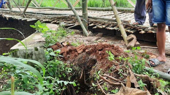 polisi dan warga memperbaiki jembatan darurat di ponorogo