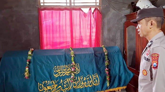KORBAN TAWON VESPA - Jenazah Sumarni (56) ibu rumah tangga asal Desa Pocol, Kecamatan Sine, Kabupaten Ngawi, Jawa Timur, disemayamkan di rumah duka, Kamis (6/2/2025). Sumarni meninggal dunia akibat disengat kawanan tawon vespa.