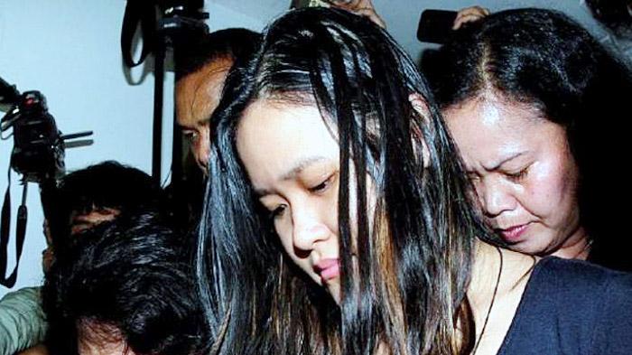 Jessica Kumala Wongso, tersangka dalam kasus kematian Wayan Mirna Salihin, setelah diperiksa oleh tim Reserse Kriminal Umum Polda Metro Jaya, Sabtu (30/1) malam, akhirnya ditahan di rumah tahanan Direktorat Perawatan Tahanan dan Barang Bukti Polda Metro Jaya, Jakarta