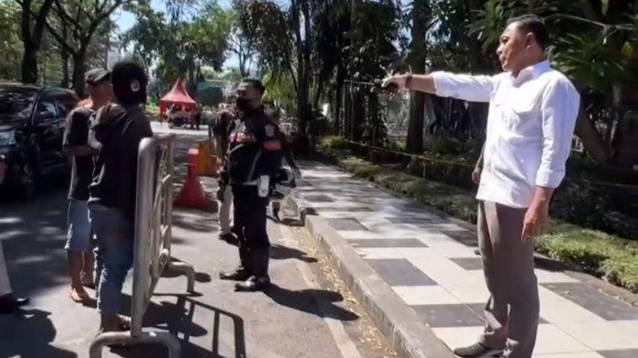 Wali Kota Eri menemukan adanya juru parkir (jukir) liar yang menggetok pengunjung KBS hingga Rp35 ribu.