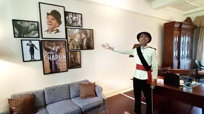 FAKTA MENARIK KOTA SURABAYA - Seorang pemandu tengah menunjukan ruangan kamar legendary suit di Hotel Majapahit yang menjadi persinggahan tokoh komik dunia Charlie Chaplin di Surabaya.