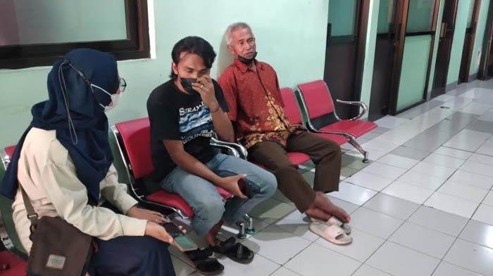 Ayah bersama kakak kandung Miftachul Barokah, gadis Ponorogo korban pembunuhan di Madiun, saat menunggu proses autopsi di Ruang Instalasi Kedokteran Forensik RSUD Dr Soedono Madiun, Kamis (6/7/2023).