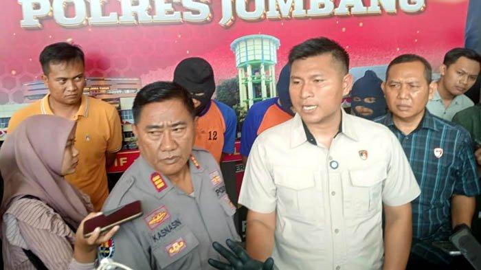 PENEMUAN JASAD GADIS - Konferensi Pers di Mapolres Jombang, terkait penemuan jasad gadis muda yang mengapung di Sungai Kanal Turi Tunggorono, Kecamatan Megaluh, Kabupaten Jombang, Jawa Timur pada Selasa (11/2/2025) lalu. Sebelum dibunuh korban dirudapaksa 3 pria.