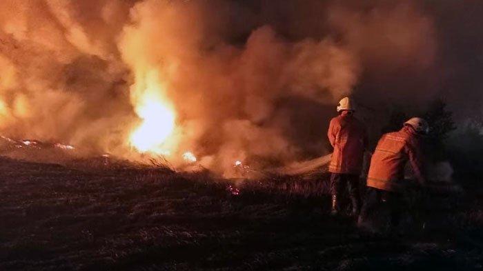 Dinas Pemadam Kebakaran dan Penyelamatan (DPKP) Kota Surabaya saat melakukan pemadaman api di Surabaya beberapa waktu lalu. Sejak Juni, angka kebakaran di Surabaya mengalami peningkatan.