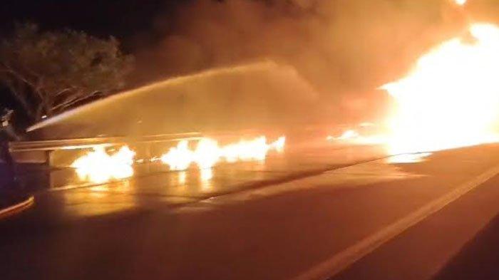 Video amatir proses pemadaman kebakaran yang menghanguskan truk BBM Pertamina di Tol Ngawi-Kertosono KM 579, Selasa (25/6/2024) malam.