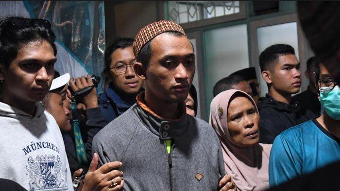 Sejumlah keluarga korban menunggu jenazah laka maut di kawasan Taman Nasional Bromo Tengger Semeru (TNBTS) di wilayah Jarak Ijo, Kecamatan Poncokusumo, Kabupaten Malang di rumah sakit Sumber Sentosa, Senin (13/5/2024). Laka maut tersebut mengakibatkan empat korban meninggal dunia dan lima luka berat.