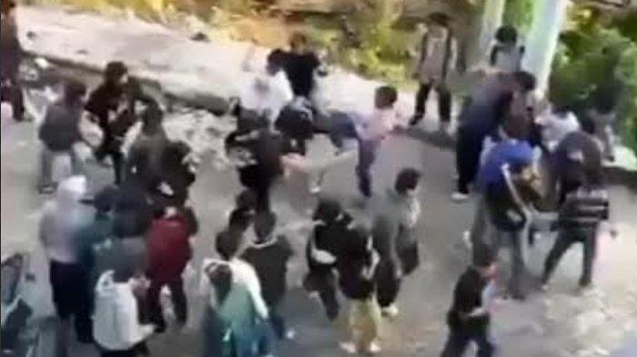 Tangkap layar video pengeroyokan puluhan remaja usai pertandingan futsal di lorong gang area parkir Gedung GOR, Universitas Negeri Surabaya (Unesa) Jalan Rektorat Unesa, Lidah Wetan, Lakarsantri, Surabaya, Sabtu (3/5/2025) sore. Polsek Lakarsantri Surabaya belum memperoleh informasi terbaru adanya upaya pelaporan hukum dari kedua belah pihak yang berseteru dalam video tersebut.