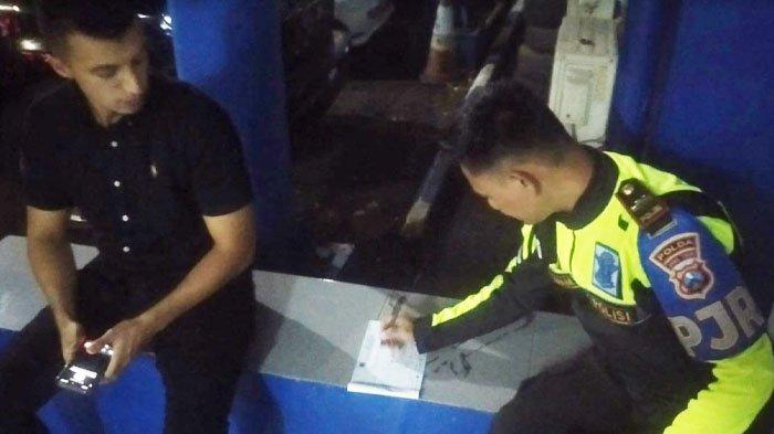 Mohamed Yousef Ahmed (23), WNA Turki menjalani pengecekan kelengkapan surat keabsahan kelayakan mengemudi dan kepemilikan motor