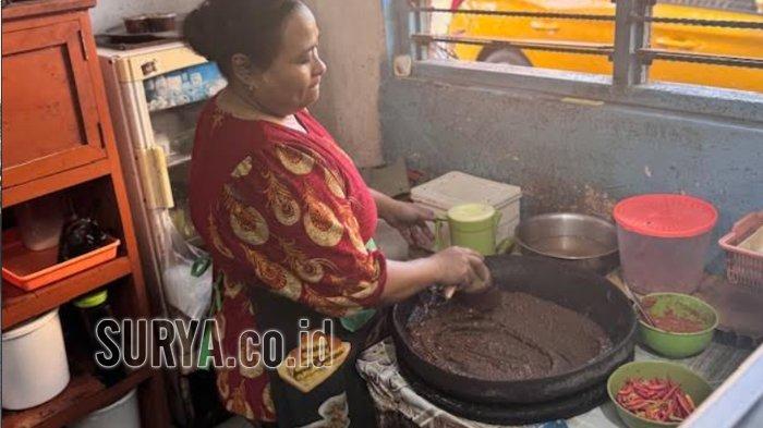 COBEK PULUHAN TAHUN RUJAK CINGUR - Tampilan cobek berusia delapan dekade yang masih digunakan di Depot Rujak Cingur Genteng Durasim Surabaya. Salah satu tempat makan legendaris di Kota Pahlawan yang menawarkan kenikmatan rujak cingur, sop buntut dan beberapa masakan lainnya.