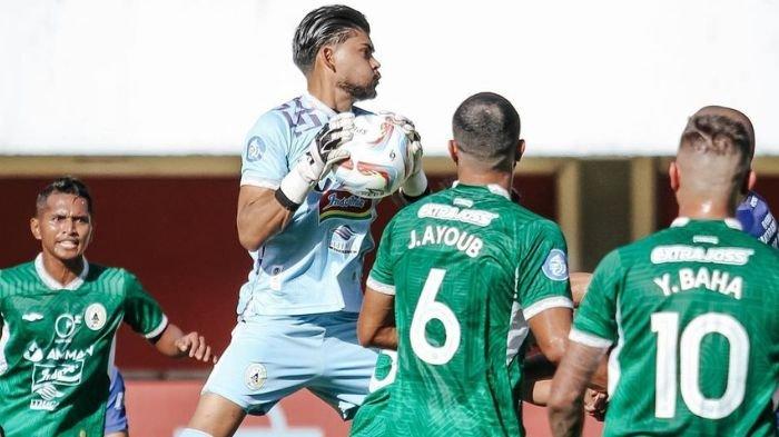 Kiper PSS Sleman Anthony Pinthus saat beraksi di Liga 1 2023/2024