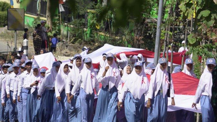 Ratusan pelajar saat melakukan kirab bendera merah putih sepanjang 78 meter di Desa/Kecamatan Margomulyo, Kabupaten Bojonegoro, dalam rangka memperingati HUT RI ke 78, Kamis (17/8/2023).