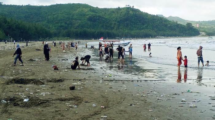 Kondisi Pantai Gemah Tulungagung yang dipenuhi sampah kiriman, dampak banjir di wilayah Kabupaten Trenggalek, Sabtu (20/4/2024).