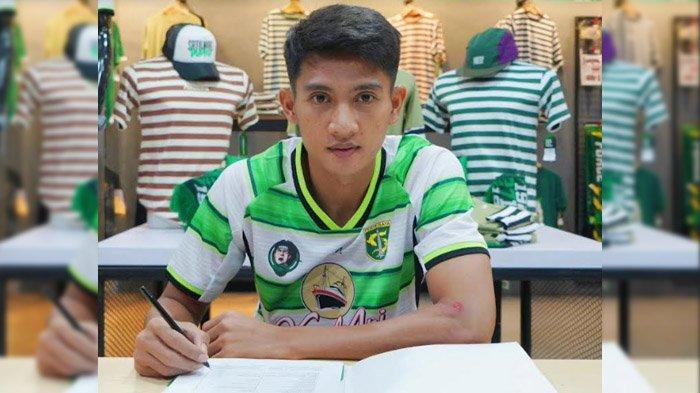Malik Risaldi saat tandatangan kontrak dengan Persebaya di kantor marketing Persebaya Surabaya.