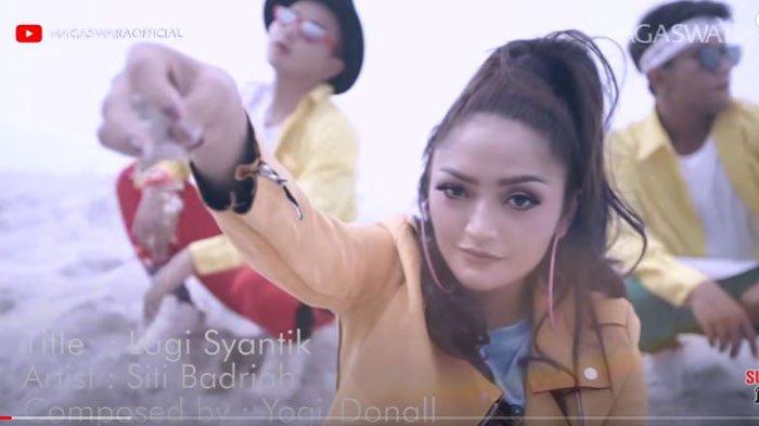 Siti Badriah pelantun lagu 'Lagi Syantik'