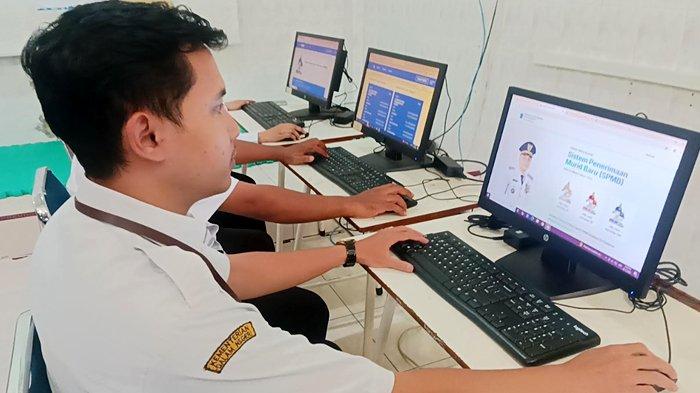 POSKO SPMB - Petugas menunjukkan laman pendaftaran SPMB SMP Surabaya tahun 2025. Melalui daring, proses SPMB akan diikuti 30 ribu calon pendaftar yang akan memperebutkan 18 ribu kursi SMP negeri.