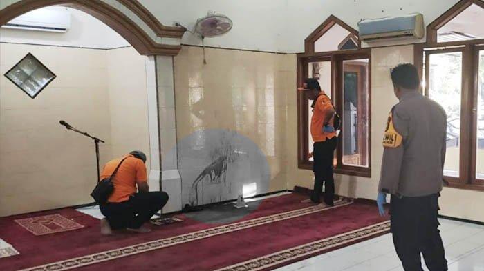 PEMBACOKAN - Lokasi aksi pembacokan jemaah salat subuh di Musala Al Manar yang menggegerkan warga Desa/Kecamatan Kedungadem, Kabupaten Bojonegoro, Jawa Timur, Selasa (29/4/2025). Tiga orang menjadi korban, seorang tewas di lokasi kejadian.