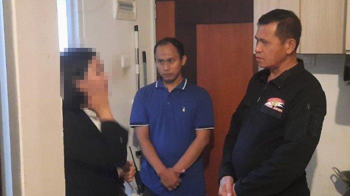 TANDA KEKERASAN - Ibu mahasiswi yang ditemukan meninggal di kamar apartemen di Kedungbaruk Surabaya, Senin (30/6/2025), memberikan keterangan kepada tim Inafis Polsek Rungkut.