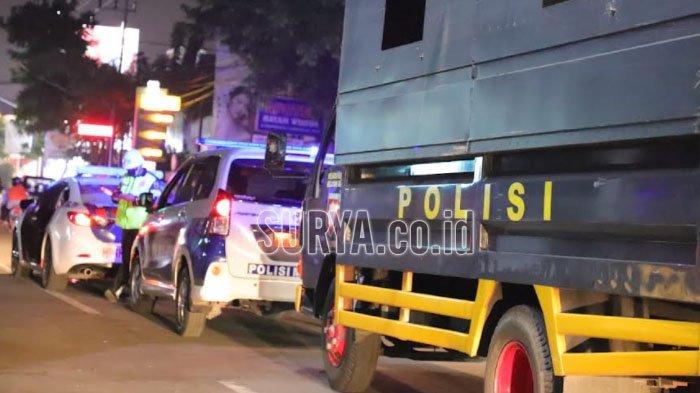 petugas kepolisian melakukan patroli di sekitar ruko kediri