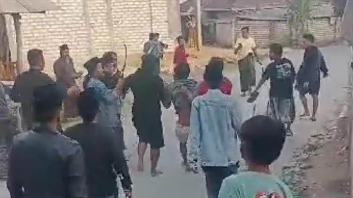 TANGKAPAN LAYAR:  Warganet digaduhkan dengan beredarnya sejumlah video yang menampilkan adegan massa bersenjata tajam jenis celurit mengamankan seorang pria, Sabtu (22/7/2023) pagi.  Tayangan video itu diketahui terjadi di Kecamatan Kokop, Kabupaten Bangkalan.