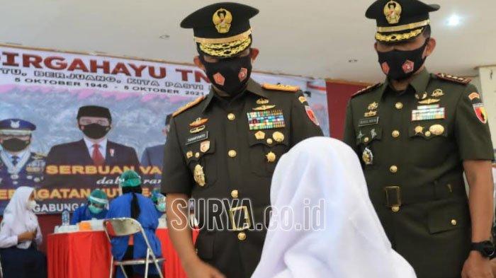 Pangdam V/Brawijaya, Mayjen TNI Suharyanto berbincang dengan peserta vaksinasi Covid-29 massal di Kampus PGSD UM Kota Blitar, Senin (4/10/2021).