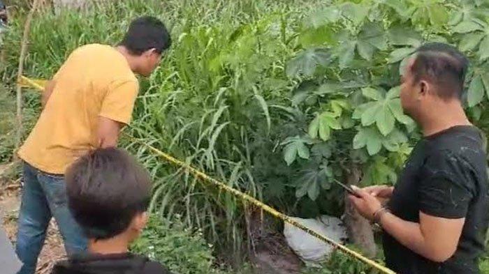 Kondisi karung warna putih berisi mayat wanita yang ditemukan di Jl Raya Totok Kerot Desa Bulupasar, Kecamatan Pagu, Kabupaten Kediri, Sabtu (8/7/2023).