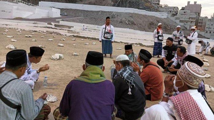 Di kompleks pemakaman Al Ma'la  setiap hari selalu saja ada peziarah mencari makam Mbah Moen.
